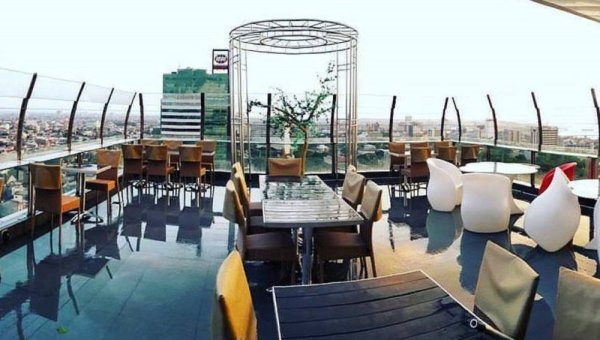 Sky Lounge Hotel XYZ Makassar: Pengalaman Mewah di Ketinggian